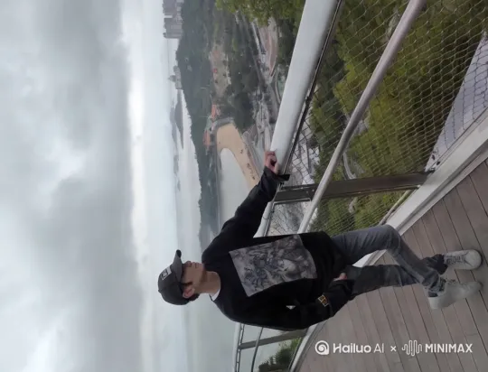 天空中下起了雨，从天上掉下一把雨伞，然后打开伞撑起来。。 by Hailuo AI Video Generator