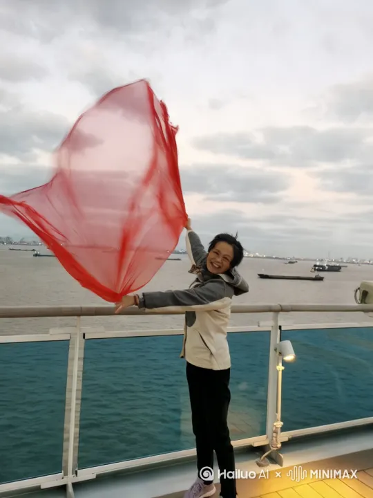 图中人物张开双臂飞向空中，轻松地在空中滑行，双臂向两侧伸展，头部向前，捕捉平滑水平飞行的感觉，衣服随风摇摆下面有大海，运动模糊，增强了速度感和流畅性 by Hailuo AI Video Generator