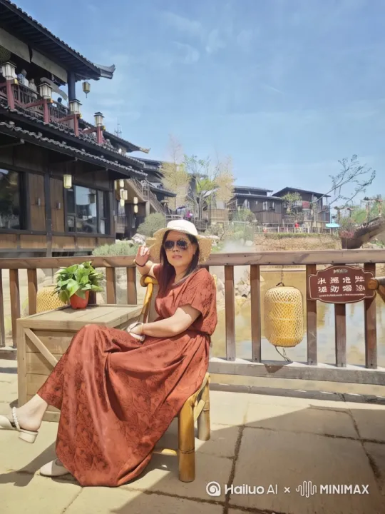 在明在明媚的阳光下，一位美丽的妇人坐在藤椅上遥望远方。 by Hailuo AI Video Generator