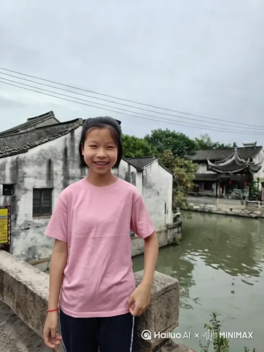 图中人物张开双臂飞向空中，轻松地在空中滑行，双臂向两侧伸展，头部向前，捕捉平滑水平飞行的感觉。衣服随风摇摆下面有大海，运动模糊和光迹增强了速度感和流畅性。快速移动。 by Hailuo AI Video Generator