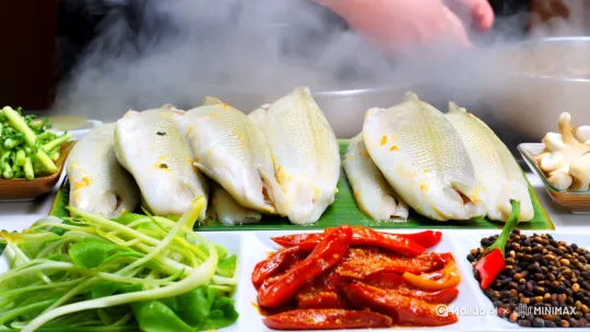 水煮鱼是一道经典的川菜,以鲜嫩的鱼片、麻辣鲜香的口感和红亮的汤汁闻名。以下是它的主要特点及制作要点:
- **起源**:源自四川,融合川菜“麻辣鲜香”的精髓。
- **口感**:鱼片滑嫩,汤汁浓烈,辣中带麻,层次丰富。
- **视觉**:表面浮着红油和辣椒,配菜垫底,色彩对比鲜明。
---
主要食材
- **鱼**:多选刺少的草鱼、黑鱼或龙利鱼,切片后用蛋清、淀粉腌制保嫩。
- **底菜**:黄豆芽、莴笋片、木耳等脆爽蔬菜打底。
- **调料**:豆瓣酱、干辣椒、花椒、姜蒜;关键靠热油“泼香”激发麻辣味。
制作简析
1. **备鱼**:鱼骨熬汤,鱼片加盐、料酒、淀粉抓匀。
2. **炒底料**:豆瓣酱、火锅底料炒出红油,加鱼骨汤熬煮。
3. **烫配菜**:豆芽等蔬菜焯水垫碗底。
4. **煮鱼片**:汤底中快速汆熟鱼片,连汤倒入碗中。
5. **淋热油**:鱼片上堆辣椒面、花椒,泼滚油激香。
- **减辣版**:减少干辣椒用量,或用灯笼椒增香不增辣。
- **创新搭配**:加入酸菜变成酸菜水煮鱼,或替换为牛蛙等食材。
- **关键**:鱼片不宜久煮;热油温度需高(约180℃)才能充分释放香气。
这道菜完美体现了川菜对味觉冲击的追求,适合搭配米饭平衡辣味,是嗜辣者的心头好。 by Hailuo AI Video Generator