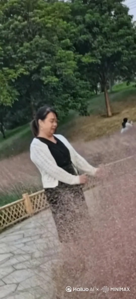 这美女穿着旗袍。坐在那里弹着古筝唱歌。旁边有两个小朋友。 by Hailuo AI Video Generator