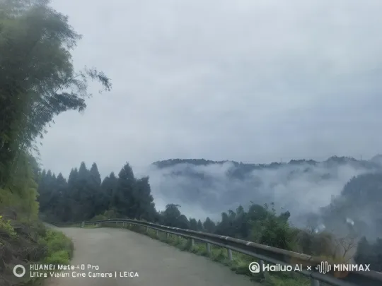 云雾缭绕的山间，有着蜿蜒的小路，风景宜人 by Hailuo AI Video Generator