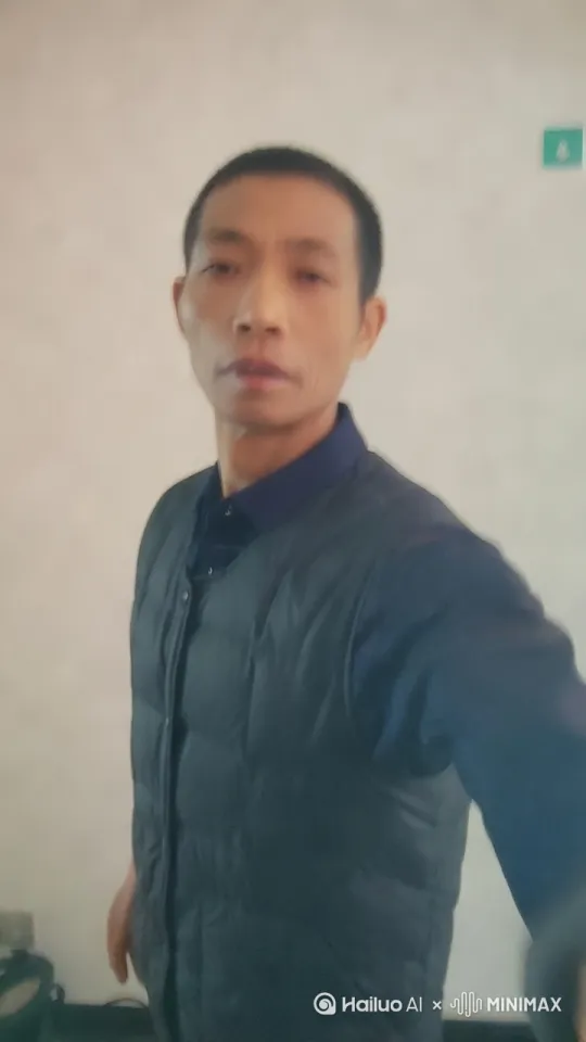 动动起来，并向屏幕走秀来。 by Hailuo AI Video Generator