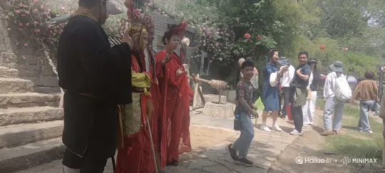 史诗般的暴力打斗场面，镜头跟随画面中的两个人拳脚相加。快动作电影是两个人之间的生死搏斗暴力打斗场面，镜头跟随画面中的人飞起来，跳跃，浓烟滚滚，火光四射，保持画面人物不变形，不改变背景，背景不变形 by Hailuo AI Video Generator
