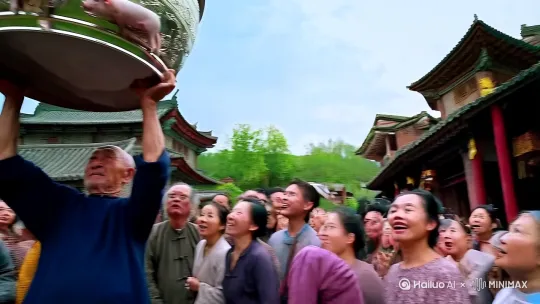 一个中国农村的村口，一个大爷正举着一个非常巨大的鼎，鼎里面全是小猪仔，周围许多人围观， by Hailuo AI Video Generator