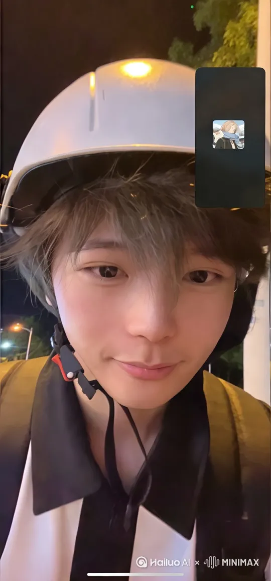 以下是适合用于AI生成视频的提示词：

• 风格与场景设定：写实风格视频，画面聚焦一位戴着白色头盔的人驾驶汽车。时间设定为夜晚，车窗外路灯与树木等景物快速后移，营造出车辆行进的动态感。

• 人物细节：人物发型为[具体发型描述，如碎发] ，头发随着车辆高速行驶产生的迎面风自然飘动，发丝动态流畅，符合空气动力学效果。人物穿着黑白配色带有黑色大翻领的上衣，衣服材质有轻微随风摆动的效果 。

• 镜头效果：镜头采用车内第一视角，有轻微晃动模拟车辆行驶颠簸，画面边缘带有轻微鱼眼镜头畸变效果，增强视觉冲击力。 by Hailuo AI Video Generator