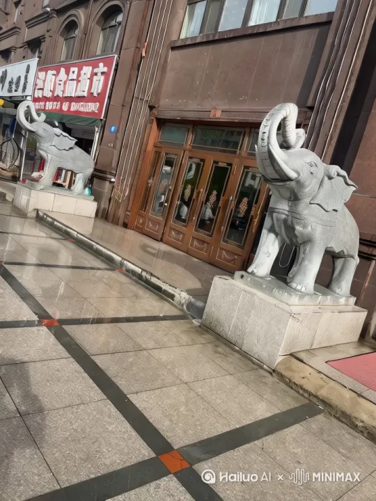 两只大战打架前面的大象赢了 by Hailuo AI Video Generator