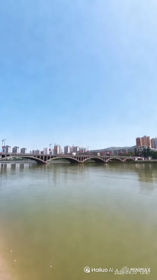 电影感实拍画风，仰拍视角，一条鲸鱼从满是波浪的海里穿梭而出来，激起很大的水花。[左移,右摇,跟随] by Hailuo AI Video Generator