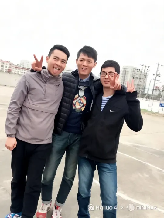 把左右两边的人生成一个互相争抢着亲中间那个人的视频，视频要求，左右两边站的两个人互相推开对方争着亲中间的人，争抢画面极其激烈，中间那个人则很无奈的避让 by Hailuo AI Video Generator