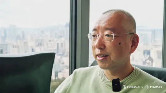 到了毕业季，青年人又要做选择，进体制，似乎在当下，经济衰退的时候，成了大多数人的选择。我是体制培养出来的人，在我看来，体制就是一台巨大的机器，人在体制内生活，头脑会逐渐体制化，个体的能力，逐渐也会被螺丝钉化，待久了，也就很难脱离体制，等到退休离开单位，除了会说些官话、套话，差不多啥也不会，健身旅游成了最大爱好。有人说这就是“体制陷阱”。因为，从参加工作那天起，在同质化的同事中和重复性的机械工作中，没有了学习新知识的追求，没有了打拼事业的盼头，人生的规划似乎有一个巨大无形的屏障笼罩着你，而你原本优秀的那些特质，也会被稳定的，持续的，不好不坏的生活所降服，逐步退化。在二十几岁最好的年龄阶段，已经开始走向自我平庸，然后直到退休的那一天。当然，前提是没有被改革和裁员。当然，如果没有终身学习的能力，做什么对自己而言，都是一样的无趣。黎涛 by Hailuo AI Video Generator