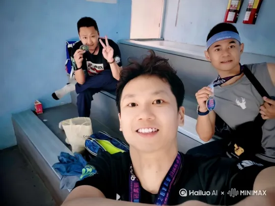 我想讓三位球友呈現打完羽毛球比賽后開心得獎的自拍影片 by Hailuo AI Video Generator