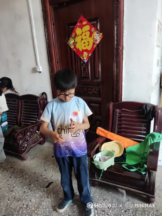 一个椅子飞了起来人也飞了起来旁边的门打开了，椅子把人撞飞了 by Hailuo AI Video Generator