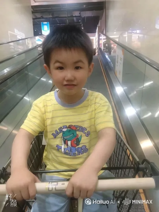 让图片中的小男孩头摇晃起来，像黄宗泽一样嗨起来，背景音乐《彼岸花》。 by Hailuo AI Video Generator