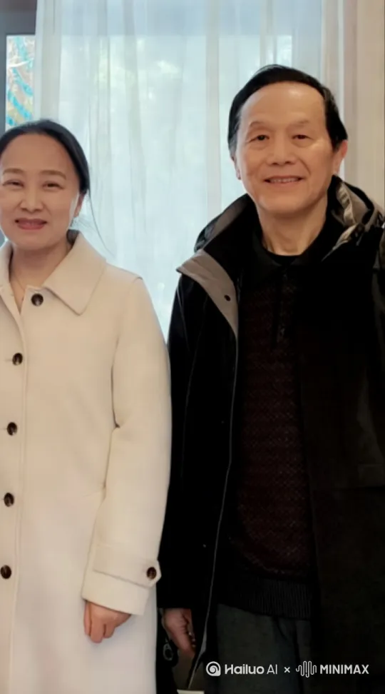 互相亲吻，女人慢慢抬起头来。让男人舔她的颈部，男女手拉手，缠缠绵绵 by Hailuo AI Video Generator