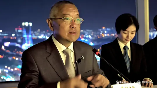 一个国家领导人应该意识到，尽管外交是影响其他国家领导人看法的一个有效工具，而个人外交和安抚行动，有助于说服外国领导人相信自己的善意，但即使采取了频繁的，甚至是昂贵的安抚行动，也不能一定就能让对方的行为有利于自己，并让其他国家和本国人民，相信自己。相反，如果外交只是宣传的工具，那么，政策的制定者，就应该有能力，了解其他国家领导人，在理解世界的运作，宗教的信仰，文化的倾向，国家的信用制度以及种族文化等方面，持有何种的价值观与信念。而不是一味的打嘴炮，喊口号，乱花钱和不切实际的梦想。黎涛 by Hailuo AI Video Generator