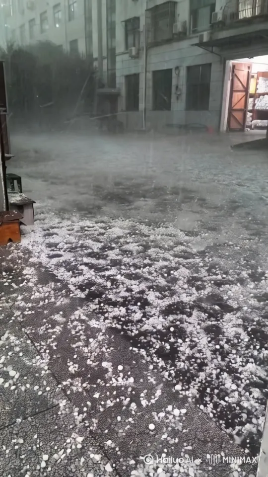 这是一个下冰雹的图片，帮我上传了一个下冰雹的视频，要冰雹很大激烈 by Hailuo AI Video Generator