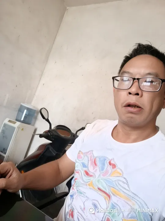 此图生成舞台上开演唱会的场景，人物面貌要保持原样，回周有许多观众，有美女献花 by Hailuo AI Video Generator