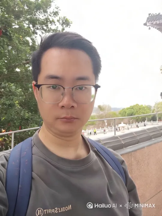图中人物做出夸张搞笑的动作及表情 by Hailuo AI Video Generator