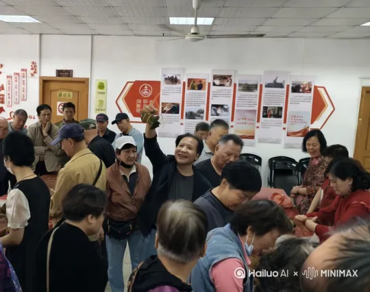 一位大叔举着粽子，激动地喊着:“我成功了，我也会包粽子啦”，这一喊声，引得众人纷纷朝着他手上的粽子望去。运镜:由全景拉近这位大叔激动的表情，并展示他手中的作品-粽子，最后停格在众人为他初次包粽子成功而热烈鼓掌。 by Hailuo AI Video Generator