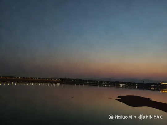 16:9画面比例但带有圆角
添加胶片颗粒和划痕
轻微的色彩偏移和光晕
过曝的高光
暖色调滤镜
偶尔出现短暂的闪烁效果[拉远,上升,下摇] by Hailuo AI Video Generator