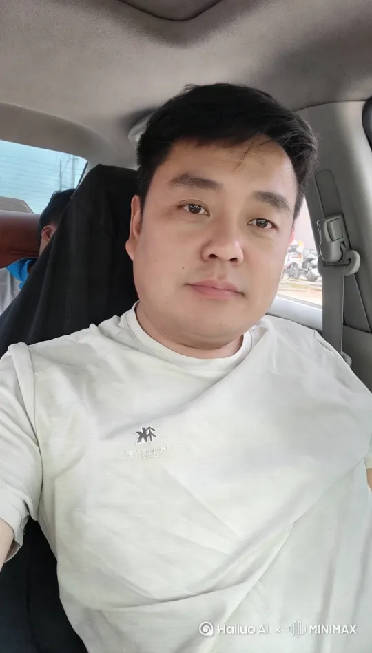 男主人开车送女朋友回家 by Hailuo AI Video Generator