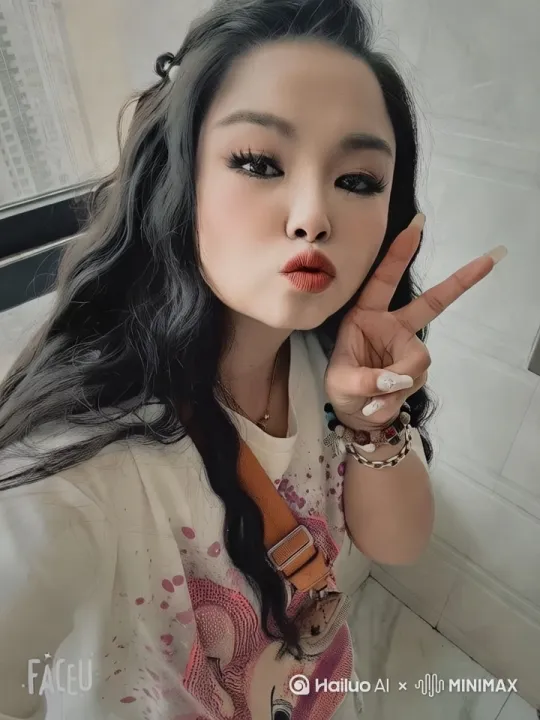 [推出,上升,下摇]图中人拿着枪指着镜头说打劫 by Hailuo AI Video Generator