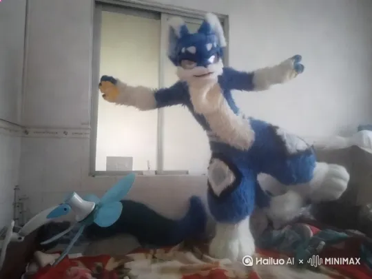 [固定镜头]蓝白毛绒服变身玉雕人，静态镜头捕捉转变过程 by Hailuo AI Video Generator