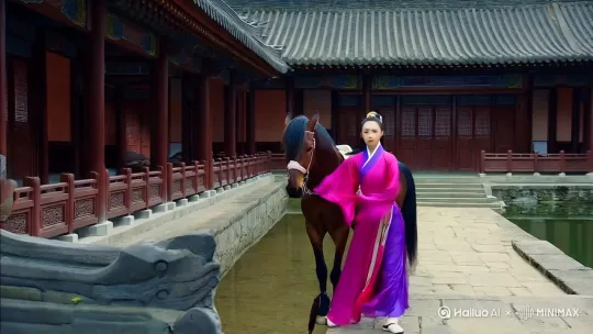 在一个中国古代的院子里，有一个美女旁边有一匹骏马，美女用中国功夫翻上马背，随即骏马驮着美女瞬间跳上房顶，稳稳落在房顶上。 by Hailuo AI Video Generator