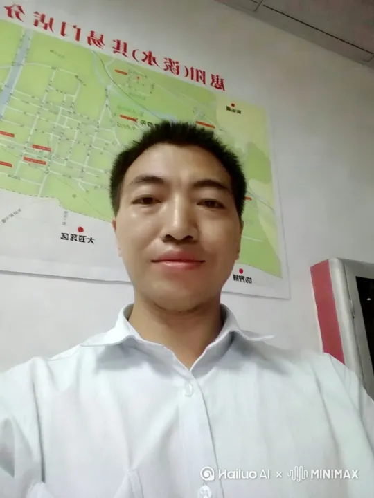 [右移,跟随]
### **包粽子步骤：**
**1️⃣ 折粽叶成漏斗：**  
  取两片粽叶叠放，光滑面朝内，从 **1/3处折成漏斗形**，底部尖角无缝隙。

**2️⃣ 填馅料：**  
  先放一勺糯米 → 加 **1块肉+半颗蛋黄** → 再盖一层糯米（压紧，离叶缘留1cm）。

**3️⃣ 封口包裹：**  
  将上方粽叶向下压盖住米 → 两侧叶片向内折紧 → 剩余叶片向一侧折叠包裹。

**4️⃣ 捆绳定型：**  
  用棉线 **绕粽子腰部捆紧**（松了会漏米，紧了难煮熟），打活结固定。 by Hailuo AI Video Generator