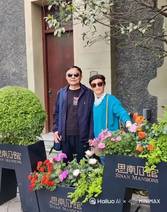 夫妇二人甜密恩爱，携手同唱《搀扶》，音乐用同名弦乐曲，背景是在春天的花园里， by Hailuo AI Video Generator