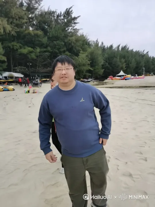人物走动，并且招手打招呼 by Hailuo AI Video Generator