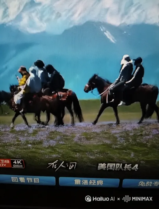 一艘太空飞船，慢慢地飞了过来，下面的小飞船也在向前移动 by Hailuo AI Video Generator