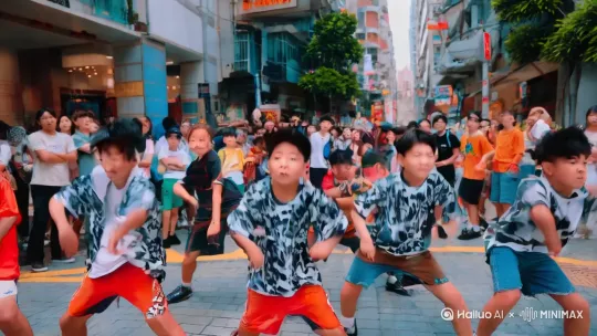 镜头采用近景跟拍。
一群穿着奇服的大男孩在香港街头跳着很快的街舞，姿势都不同而且很美。周围还围着许多人观看，忽然一把扫由远去从天空以极快的速度向跳街舞的男孩们飞来，其中一跳舞的男孩超速地骑上扫把冒着白烟像电影中哈利波特一样魔术般地一上一下地向前极速向前飞去。周围的人拍手叫好。
镜头始终采用近景动态跟随，运镜紧紧跟随跑动轨迹让人仿佛置身这场极速追随之中。
画面为16K高清真实画面，写实渲染突出人物的力量和动作的流畅，人物不变形。 by Hailuo AI Video Generator