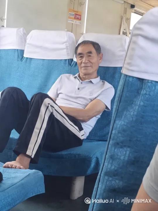 偶遇的陌生大哥，任何时候都在微笑！
皱纹不是老了，是微笑的勋章： by Hailuo AI Video Generator