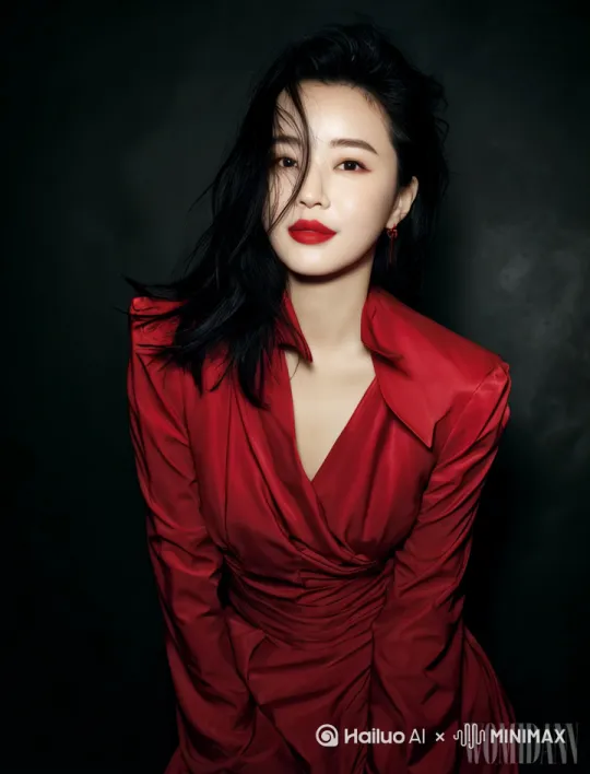 身着红色礼服的女性优雅地从黑色背景中缓缓起身，柔顺的黑发随动作轻微摆动，鲜艳红唇绽放迷人微笑，HOLIDAY WOMEN'S字样逐渐显现，固定镜头，突显现代简约的高级感。 缓缓起身的动作， by Hailuo AI Video Generator
