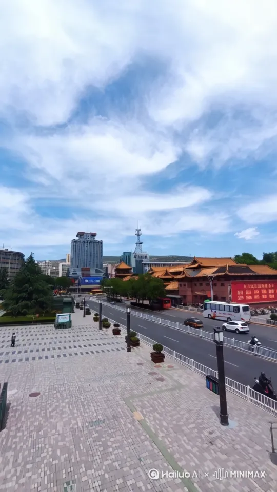 星际战舰，空天母舰编队，主舰极其巨大，有如星球大小，长10公里，宽8公里，高6公里，舰体形状为不规则体，舰体发出绚丽彩光，能展现震撼效果，压迫感十足，在城市上空航行，全景镜头，星球大战场面，电影级画质[推出,上升,下摇] by Hailuo AI Video Generator