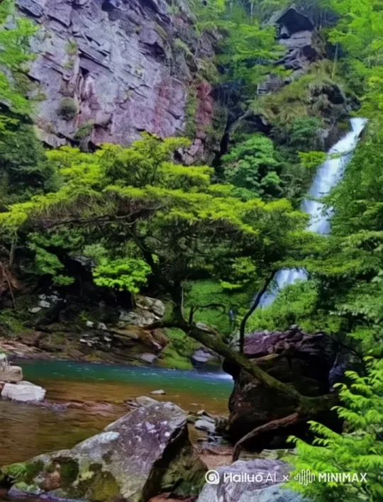 白鹭从瀑布前飞过，降落在水面上。瀑布流动入水潭，激起水雾。 by Hailuo AI Video Generator