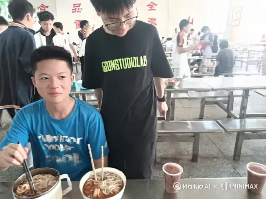 [右移,左摇,跟随]两个互相摔碗打架 by Hailuo AI Video Generator