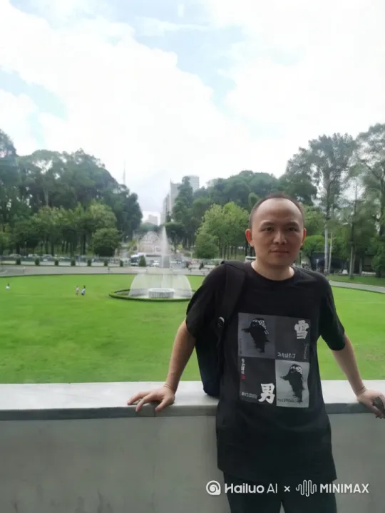 一只蝴蝶停在肩头，又飞到头顶，人物用手将它抓住 by Hailuo AI Video Generator