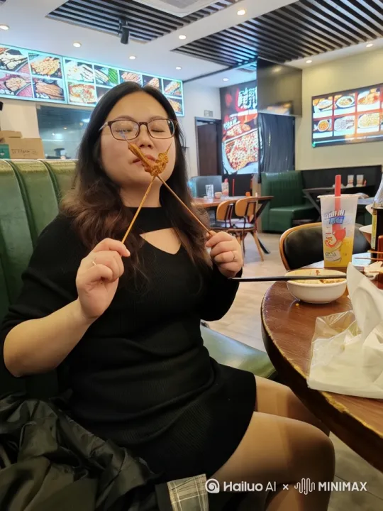 1. 发丝动态：少女发丝随微风轻缓晃动，发梢有自然的起伏韵律，似被轻柔气流托举后缓缓回落。
 
2. 樱花飘落：周围樱花以缓慢速度逐片下坠，下落过程中伴随细微旋转，仿佛被空气轻推般悠然。
 
3. 光斑闪烁：背景光斑柔和明灭，如阳光透过枝叶间隙的自然闪烁，亮度渐变细腻不突兀。
 
4. 眼部微动态：眼睑轻眨，眼眸中光影流动（如模拟水光微闪），呈现自然的生动感，无大幅动作却增添灵动感。 by Hailuo AI Video Generator