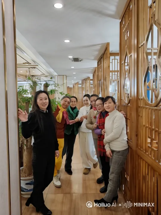 1. 发丝动态：少女发丝随微风轻缓晃动，发梢有自然的起伏韵律，似被轻柔气流托举后缓缓回落。
 
2. 樱花飘落：周围樱花以缓慢速度逐片下坠，下落过程中伴随细微旋转，仿佛被空气轻推般悠然。
 
3. 光斑闪烁：背景光斑柔和明灭，如阳光透过枝叶间隙的自然闪烁，亮度渐变细腻不突兀。
 
4. 眼部微动态：眼睑轻眨，眼眸中光影流动（如模拟水光微闪），呈现自然的生动感，无大幅动作却增添灵动感。 by Hailuo AI Video Generator