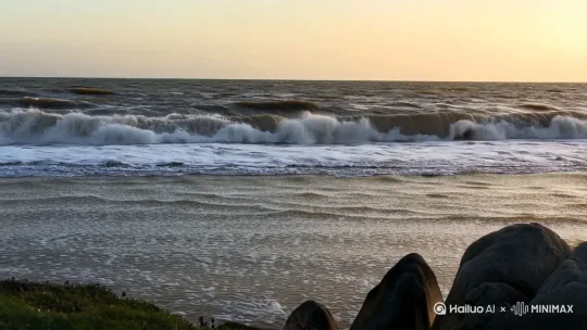 **中远景 | 海平面 | 低角度 | 潮汐涌动：**
    *   **画面：** 视角放低，贴近海平面（或略高于海平面的礁石视角）。镜头聚焦在江海交汇处那条水平线上。可见一波波舒缓但有力的潮水（非惊涛骇浪）正持续地、有节奏地向岸边涌来，拍打出柔和的白色浪线。水面因潮涌呈现细腻的波纹。
    *   **氛围：** 动态感开始显现，展现“**潮水**”的生命力。宁静中蕴含力量。
    *   **镜头运动 (可选)：** 固定镜头，或极其缓慢地推近海平面线。 by Hailuo AI Video Generator