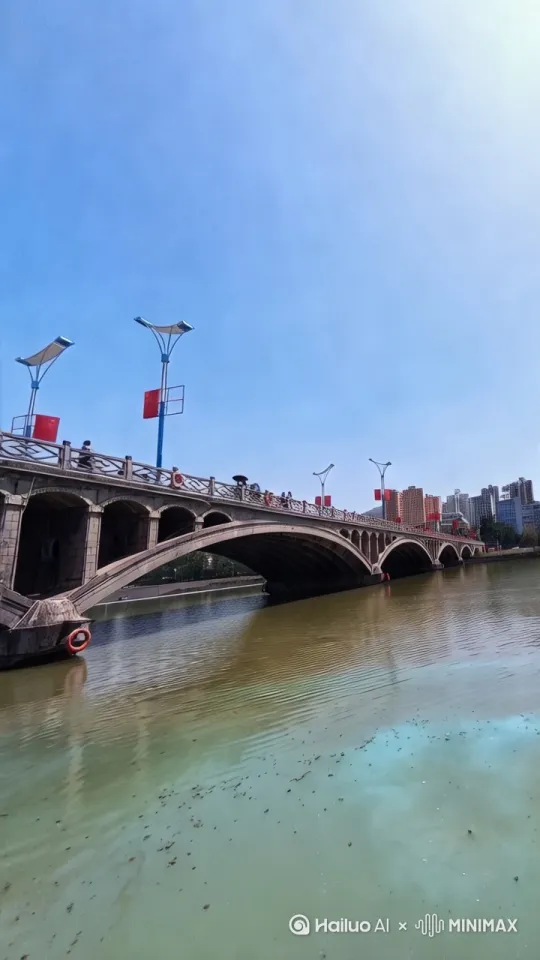 一个巨大的海怪从水里钻了出来，激起很大的水花，海怪一只手放在桥上，桥面上的人群车辆慌忙逃窜。[拉远] by Hailuo AI Video Generator
