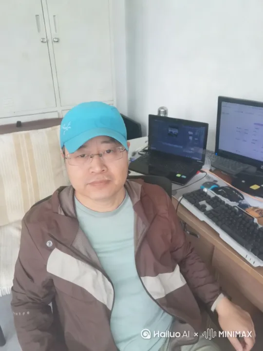 "在1996年那个连鼠标都算新鲜物的年代，当我选择成为信息技术教师时，就像被推进了数字洪流的旱鸭子——软件是陌生的代码迷宫，硬件是冒着静电火花的未知领域。记得第一台电脑进驻学校时，我站在这个闪着绿光的显示器前，既兴奋于推开新时代的门，又惶恐于肩上沉甸甸的使命。
那些年我用双脚丈量过电脑广场的每个摊位，用深夜台灯的亮度计算过成长速度，30小时/周的额外学习是常态，被DOS命令难哭的夜晚成了勋章。但正是这段'白手起家'的拓荒岁月，让我深刻理解到：教育信息化从来不是简单的设备升级，而是一代教师用血肉之躯当接口，把未来连接到每个渴望知识的眼神里。

今天站在这里回望，那些啃过的 manuals、烧坏的主板、调试崩溃的系统，都化作了此刻最珍贵的教师底色——我们用当年的狼狈，换来了今天学生们从容走进数字世界的门票。" by Hailuo AI Video Generator