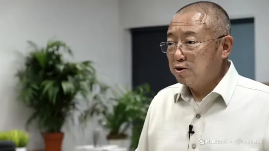 总有人在鼓吹化债。胡扯。基本的事情都没有高清楚，这是说，因果律发问：谁的债，借谁的债，怎么借的，债跑哪里去了？谁同意借的，谁有这个权利，谁付这个责任？这些问题不说清楚，新债和旧债分得清吗？既然你分不清，你怎么化，拿啥化，多久能化完，谁又能负责？这是偷换概念，移花接木，新行骗局的开始。平衡一下大脑，请问，猪上树，还是猪。这是逻辑问题，还是道德问题？ by Hailuo AI Video Generator