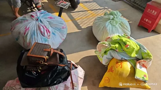 柳州上门回收旧衣服
可回收品类为干净的旧衣服、床上用品，棉胎棉被，绒毛玩具、鞋子，包包，废旧手机数码产品等！ by Hailuo AI Video Generator