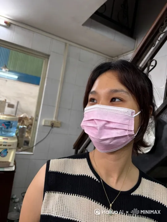 取这个人的头像，然后前空翻两周，跳出办公室 by Hailuo AI Video Generator