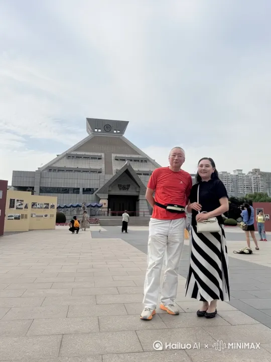 阿訇不是真主的代表，先知也不是上帝。对抗只会让所有人流离失所。以色列的毛拉说，他们只相信上帝，耶稣只是上帝的代言人，他们不找中间商。而中间商都处都有，只是打的旗号各不相同。你看，上帝的应许之地，只有满地的废墟，战火的烟尘，流淌着死亡和鲜血。而蜂蜜和牛奶，也只在冰箱里躺着，等待胜利者享用。给我们的教训又是什么？至少明白，漂亮的话毫无用处，说漂亮话的，没有好人。他们才是丛林中最残忍的豺狼。丛林法则一直存在。黎涛[右移,左摇,跟随] by Hailuo AI Video Generator