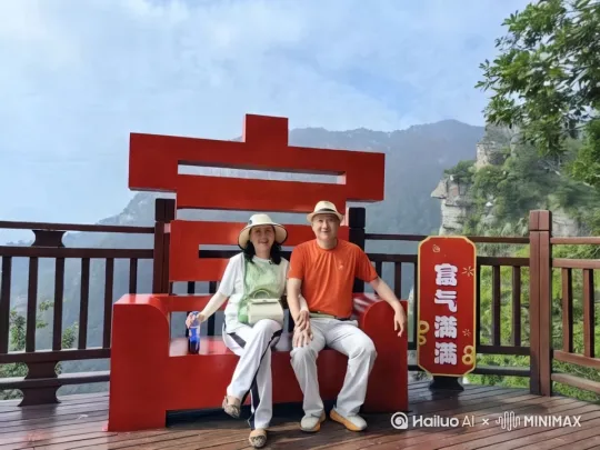幸福和快乐都是一样的。富足平静，喜乐安康。坦然接受了一切。微笑面对现实。至于手里的核弹有没有用，估计也就是最后的一口气。一个仅仅靠文字，语言来行骗的大神，躺在地堡里，是看不到第二天的阳光的。歌功颂德已经让人民流离失所，生死挣扎。人民早已没有了勇气对抗导弹和轰炸，他们只想把独裁者从椅子上赶下去，而重新坐上去，难道不是另一个独裁者吗？这个宗教信仰如此醇厚的古老国家，听从真主还是上帝，似乎没有选择。阿訇不是真主的代表，先知也不是上帝。对抗只会让所有人流离失所。以色列的毛拉说，他们只相信上帝，耶稣只是上帝的代言人，他们不找中间商。而中间商都处都有，只是打的旗号各不相同。你看，上帝的应许之地，只有满地的废墟，战火的烟尘，流淌着死亡和鲜血。而蜂蜜和牛奶，也只在冰箱里躺着，等待胜利者享用。给我们的教训又是什么？至少明白，漂亮的话毫无用处，说漂亮话的，没有好人。他们才是丛林中最残忍的豺狼。丛林法则一直存在，如果没有了勇气，你连死亡的方式，都无从选择。黎涛 by Hailuo AI Video Generator